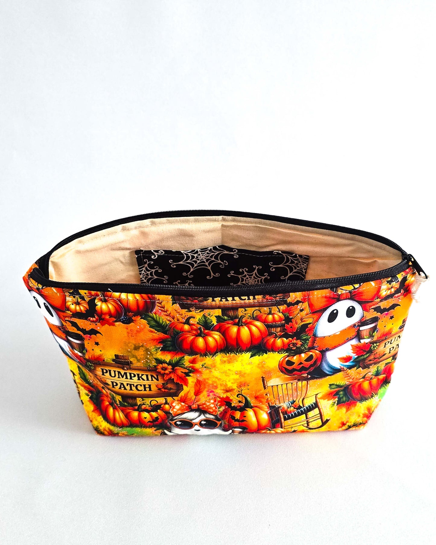 Projekttasche „Pumpkin Patch“ – Handmade Stricktasche mit Kürbis- & Geistermotiv. Mit Nadelgarage für 15 cm & 20 cm Nadelspiele & Platz für 200 g Garn.