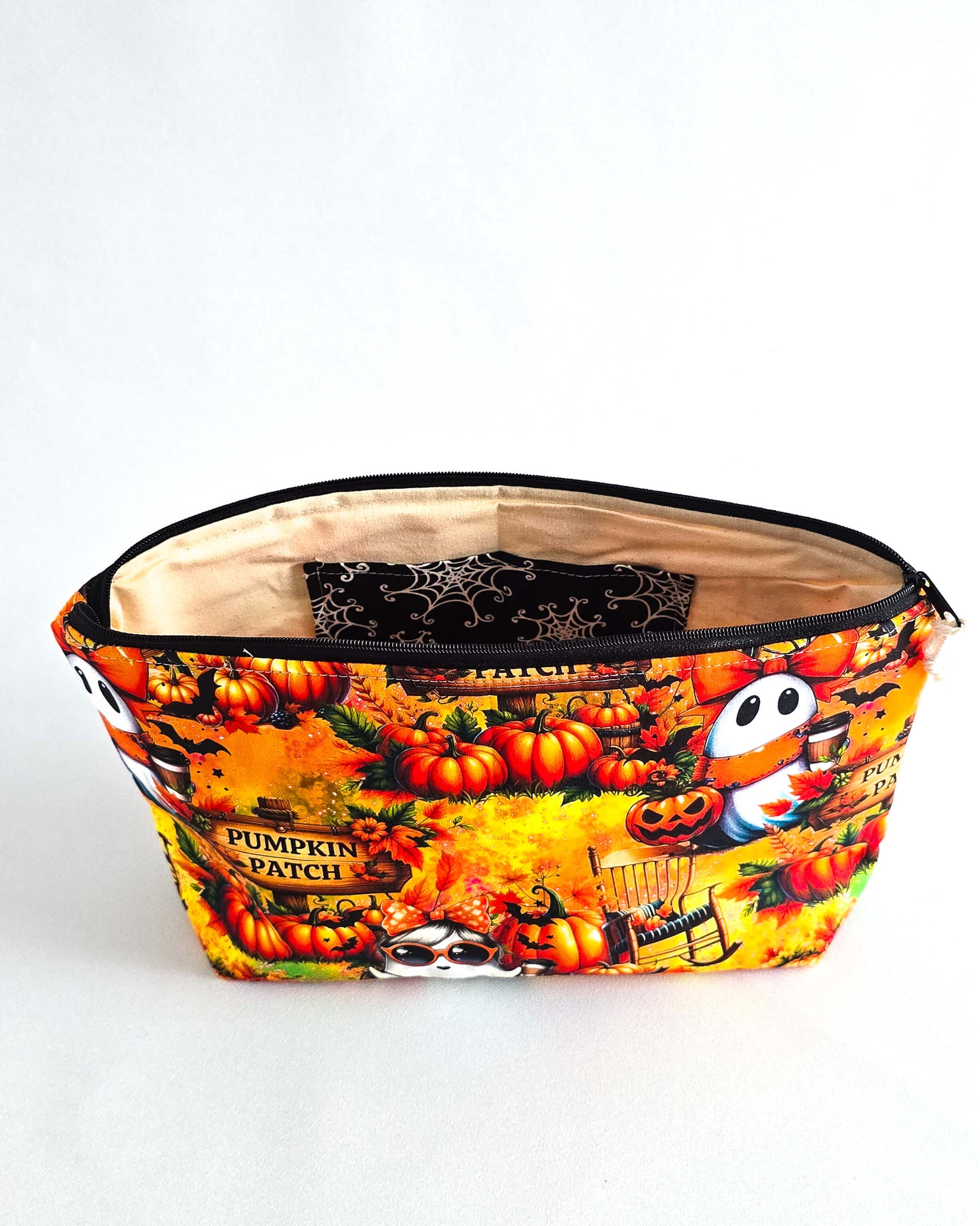 Projekttasche „Pumpkin Patch“ – Handmade Stricktasche mit Kürbis- & Geistermotiv. Mit Nadelgarage für 15 cm & 20 cm Nadelspiele & Platz für 200 g Garn.