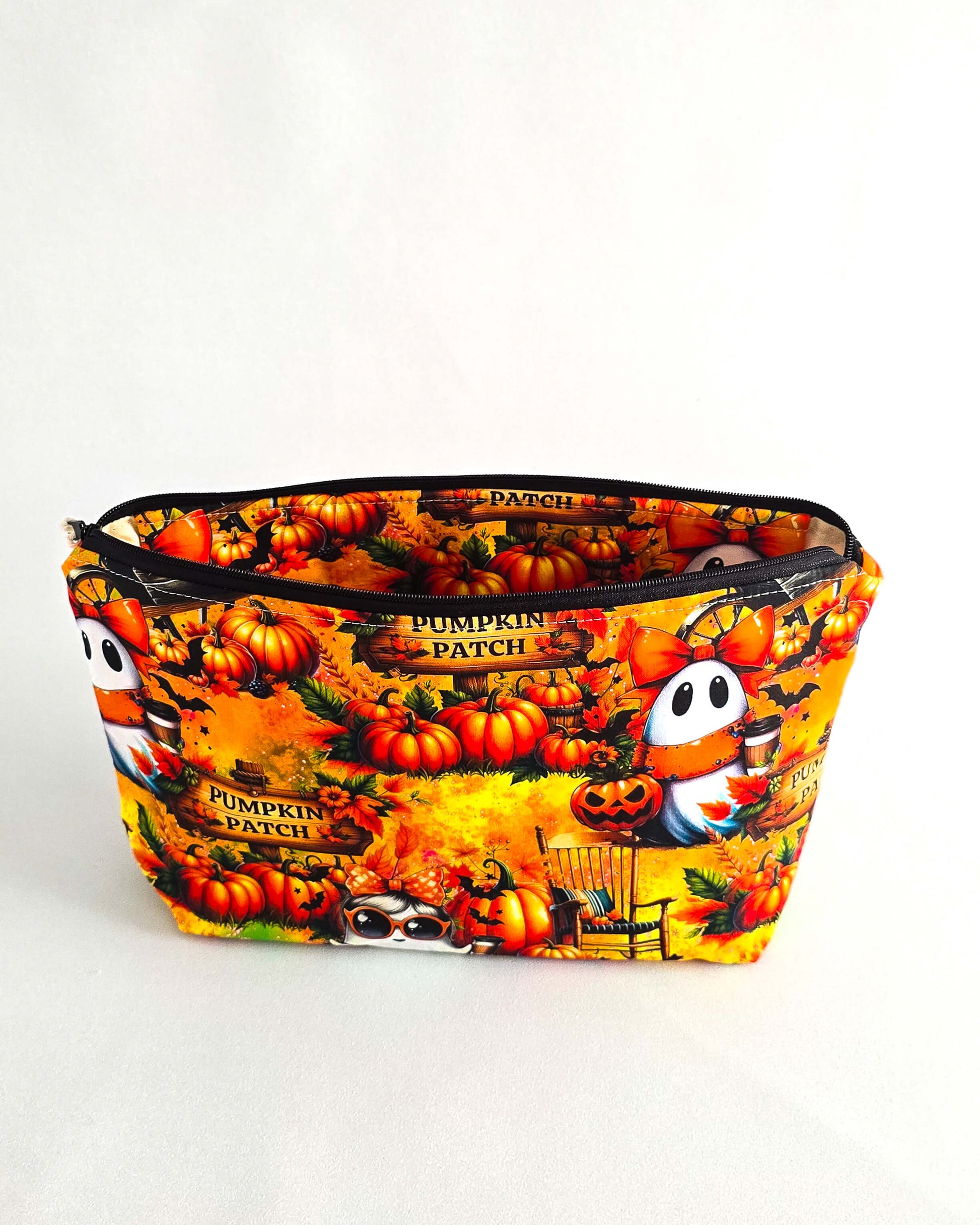 Projekttasche „Pumpkin Patch“ – Handmade Stricktasche mit Kürbis- & Geistermotiv. Mit Nadelgarage für 15 cm & 20 cm Nadelspiele & Platz für 200 g Garn.