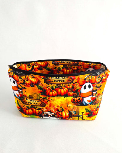 Projekttasche „Pumpkin Patch“ – Handmade Stricktasche mit Kürbis- & Geistermotiv. Mit Nadelgarage für 15 cm & 20 cm Nadelspiele & Platz für 200 g Garn.