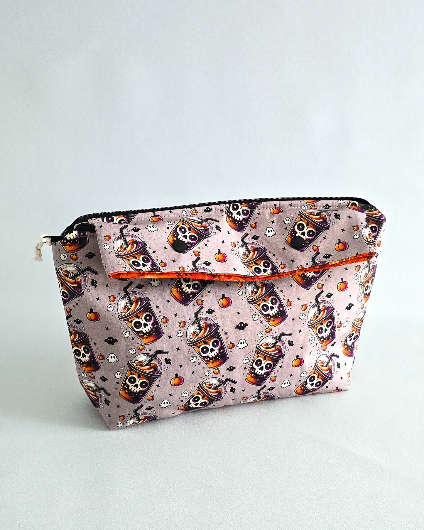 Projekttasche „Spooky Drinks“ – Handmade Halloween Stricktasche mit Totenkopf-Getränkebechern. Mit Nadelgarage für 15 cm & 20 cm Nadelspiele & Platz für 200 g Garn.