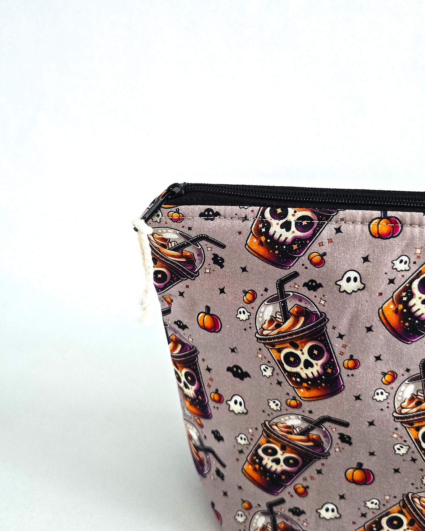 Projekttasche „Spooky Drinks“ – Handmade Halloween Stricktasche mit Totenkopf-Getränkebechern. Mit Nadelgarage für 15 cm & 20 cm Nadelspiele & Platz für 200 g Garn.