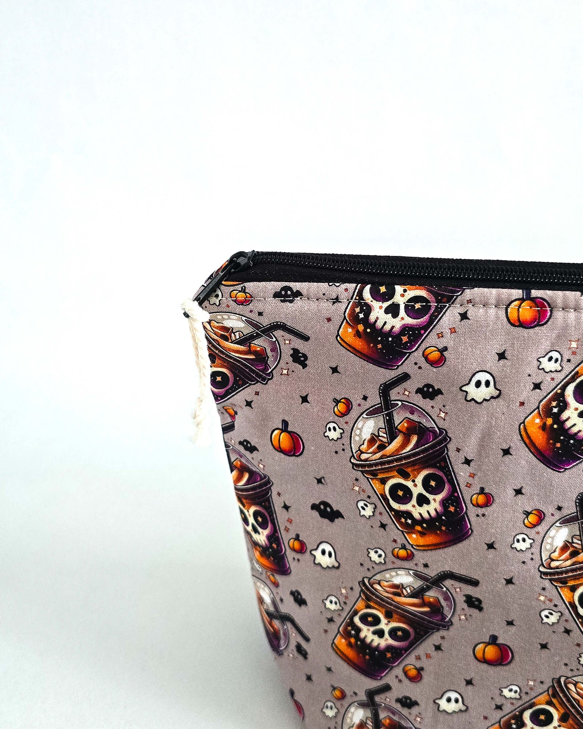 Projekttasche „Spooky Drinks“ – Handmade Halloween Stricktasche mit Totenkopf-Getränkebechern. Mit Nadelgarage für 15 cm & 20 cm Nadelspiele & Platz für 200 g Garn.
