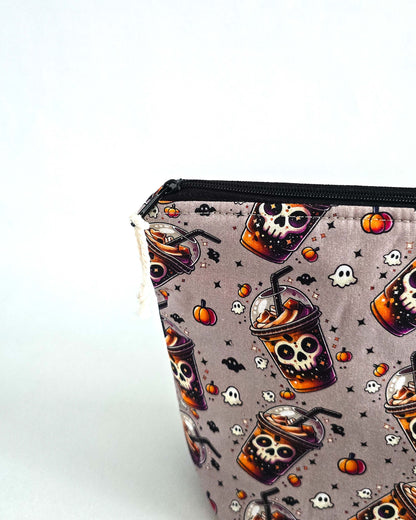 Projekttasche „Spooky Drinks“ – Handmade Halloween Stricktasche mit Totenkopf-Getränkebechern. Mit Nadelgarage für 15 cm & 20 cm Nadelspiele & Platz für 200 g Garn.