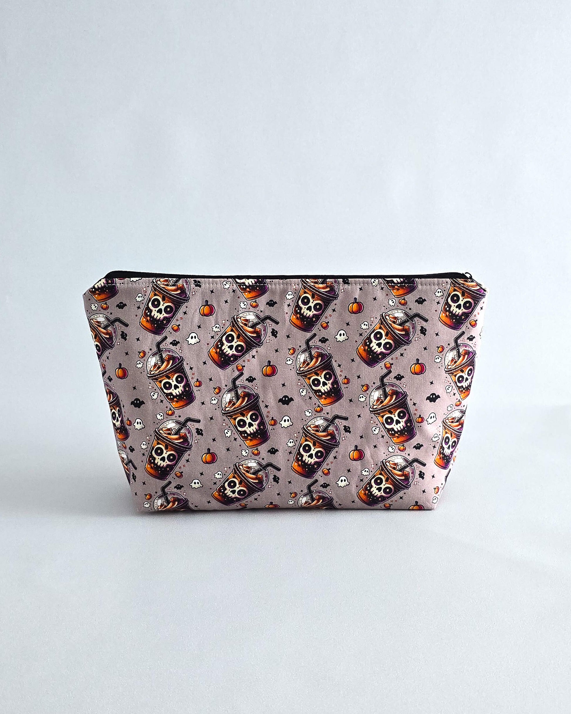 Projekttasche „Spooky Drinks“ – Handmade Halloween Stricktasche mit Totenkopf-Getränkebechern. Mit Nadelgarage für 15 cm & 20 cm Nadelspiele & Platz für 200 g Garn.