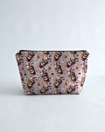 Projekttasche „Spooky Drinks“ – Handmade Halloween Stricktasche mit Totenkopf-Getränkebechern. Mit Nadelgarage für 15 cm & 20 cm Nadelspiele & Platz für 200 g Garn.