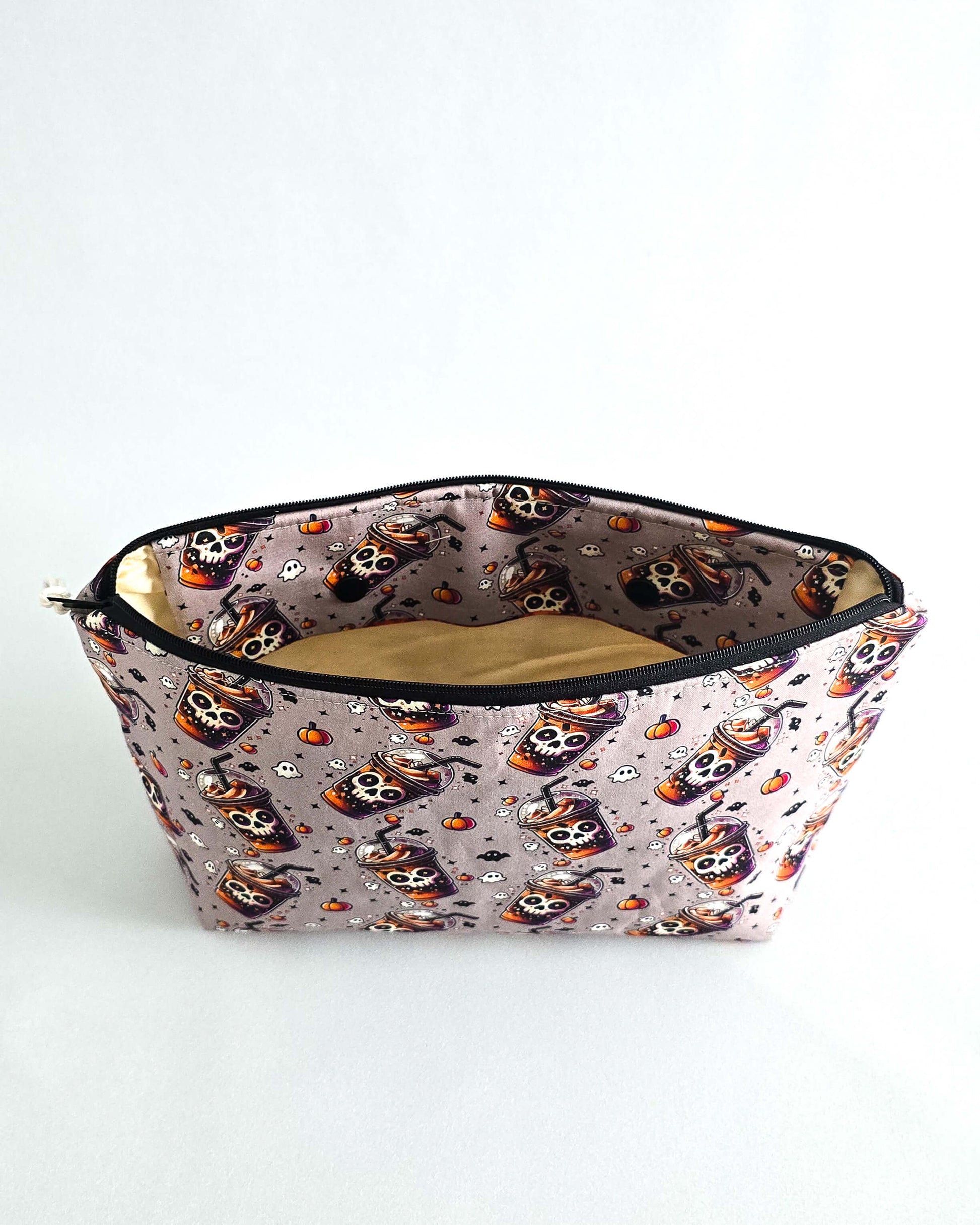 Projekttasche „Spooky Drinks“ – Handmade Halloween Stricktasche mit Totenkopf-Getränkebechern. Mit Nadelgarage für 15 cm & 20 cm Nadelspiele & Platz für 200 g Garn.