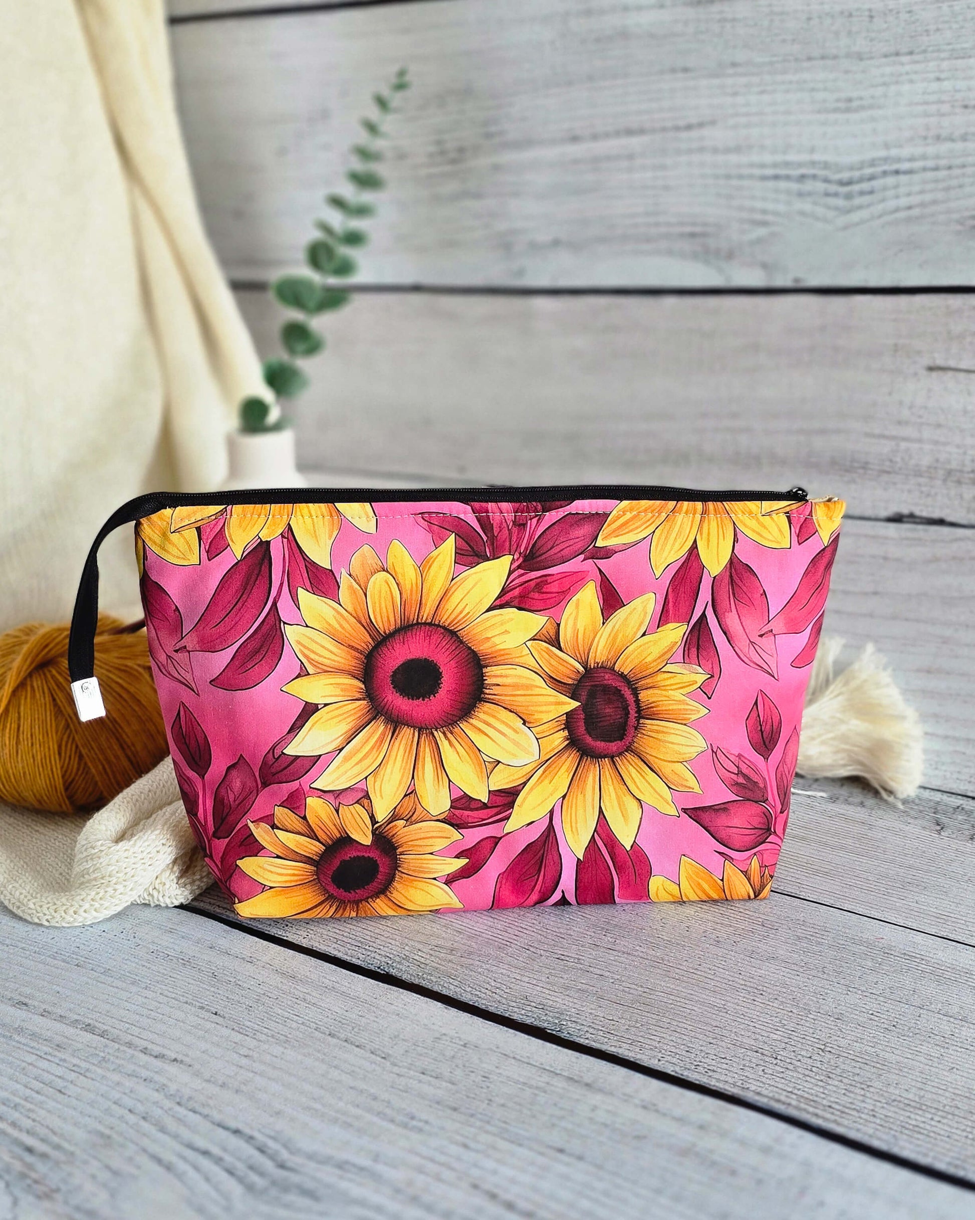 Knit’n Keep „Sunny Bloom“ – Projekttasche mit herausnehmbarer Nadelgarage, Innentasche & Platz für 200 g Garn. Handgenäht & strahlend bunt.
