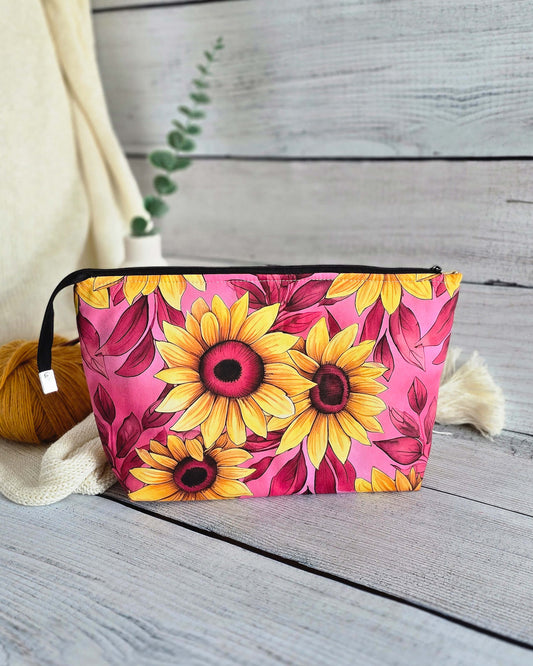 Knit’n Keep „Sunny Bloom“ – Projekttasche mit herausnehmbarer Nadelgarage, Innentasche & Platz für 200 g Garn. Handgenäht & strahlend bunt.