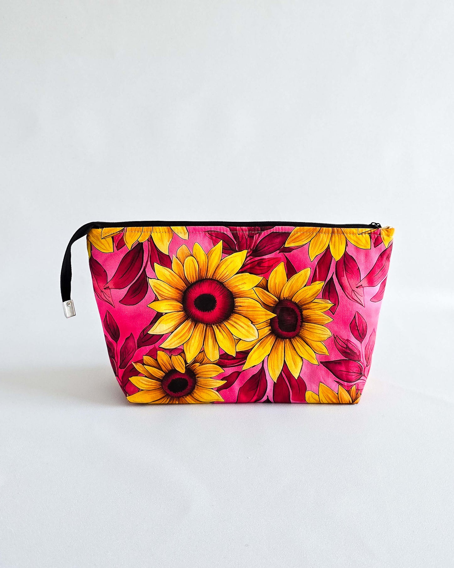 Knit’n Keep „Sunny Bloom“ – Projekttasche mit herausnehmbarer Nadelgarage, Innentasche & Platz für 200 g Garn. Handgenäht & strahlend bunt.