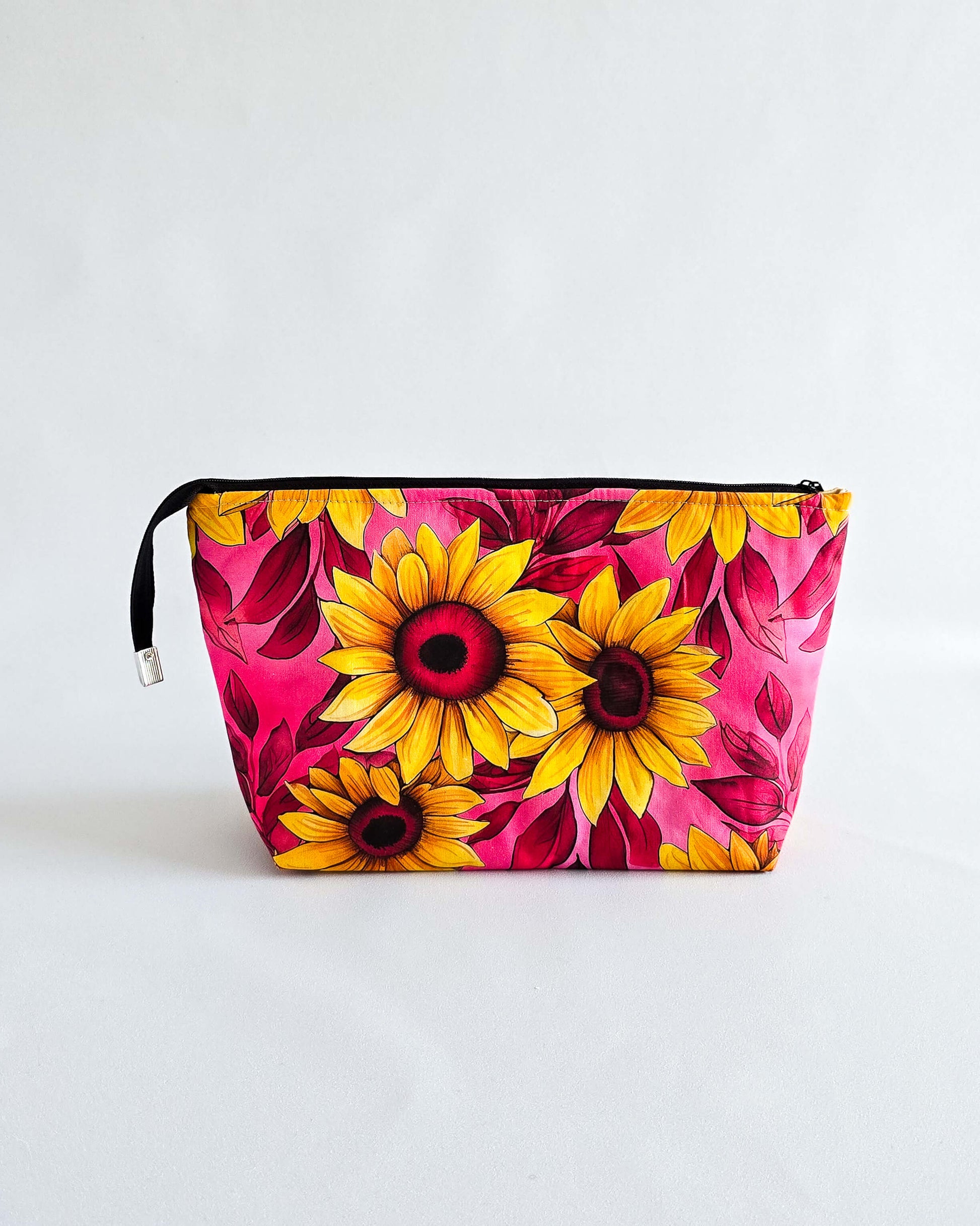 Knit’n Keep „Sunny Bloom“ – Projekttasche mit herausnehmbarer Nadelgarage, Innentasche & Platz für 200 g Garn. Handgenäht & strahlend bunt.
