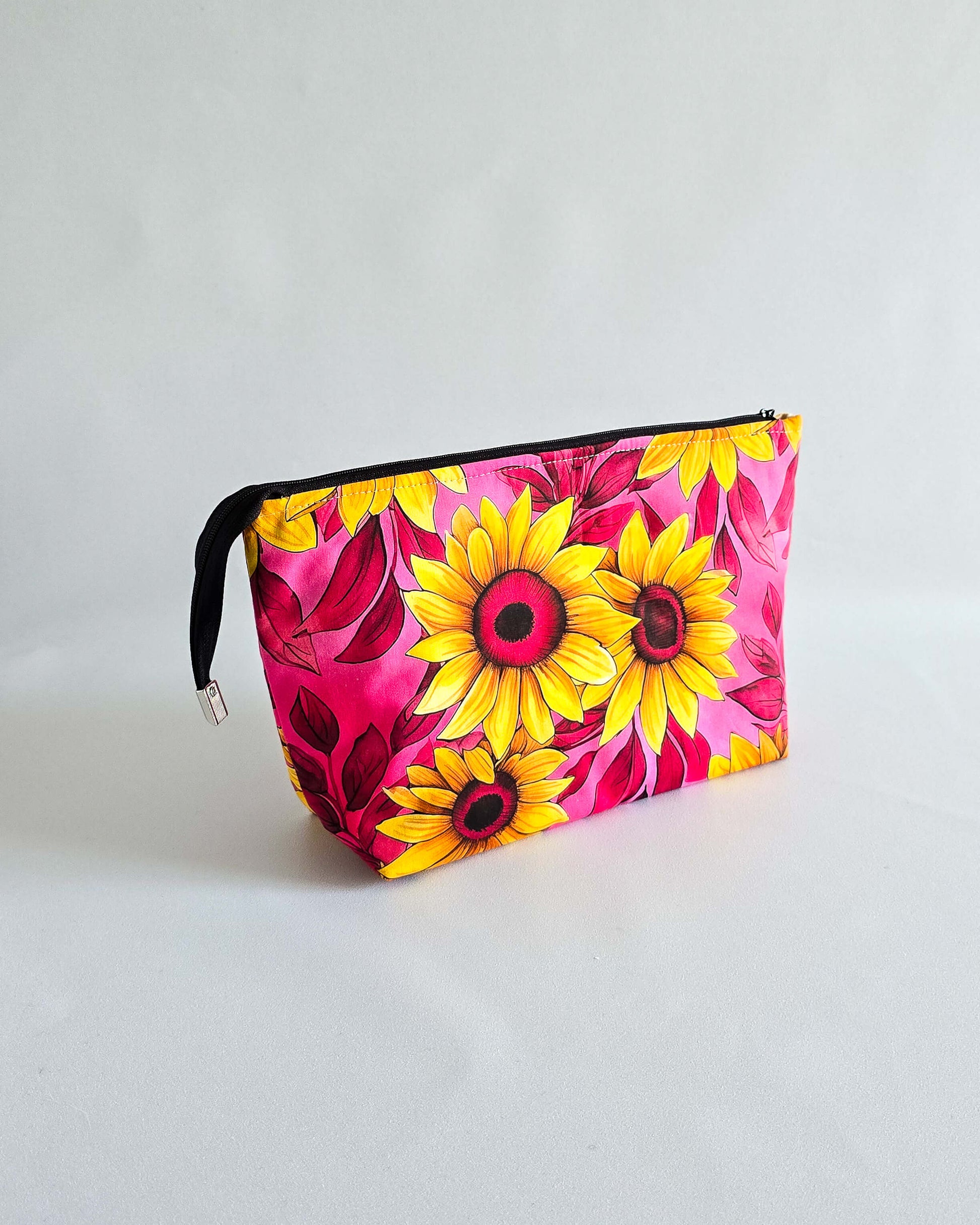 Knit’n Keep „Sunny Bloom“ – Projekttasche mit herausnehmbarer Nadelgarage, Innentasche & Platz für 200 g Garn. Handgenäht & strahlend bunt.