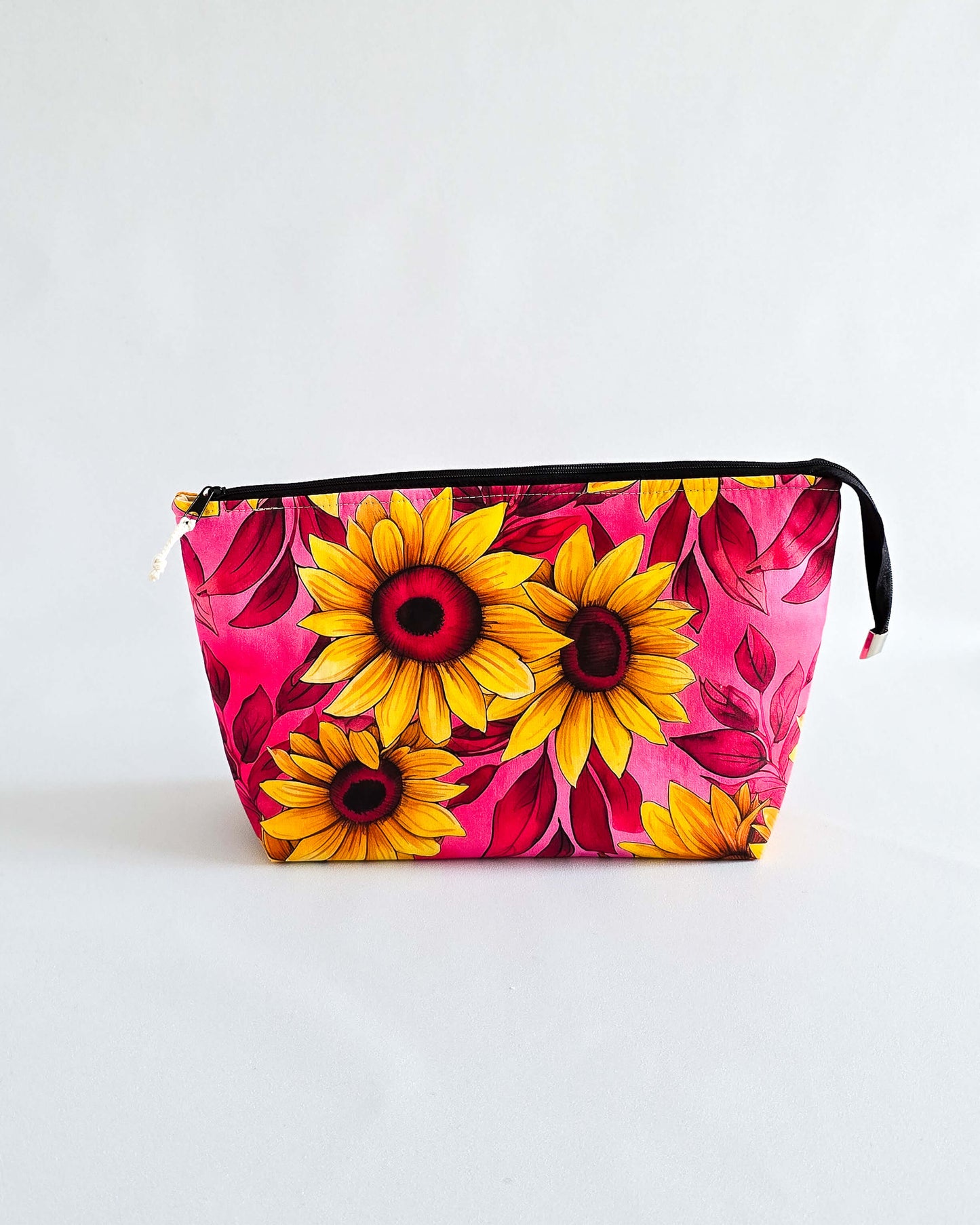 Knit’n Keep „Sunny Bloom“ – Projekttasche mit herausnehmbarer Nadelgarage, Innentasche & Platz für 200 g Garn. Handgenäht & strahlend bunt.