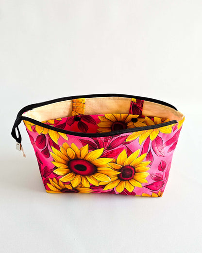 Knit’n Keep „Sunny Bloom“ – Projekttasche mit herausnehmbarer Nadelgarage, Innentasche & Platz für 200 g Garn. Handgenäht & strahlend bunt.