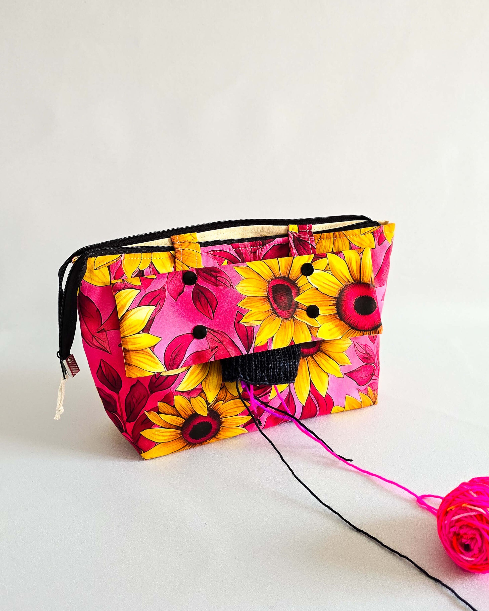 Knit’n Keep „Sunny Bloom“ – Projekttasche mit herausnehmbarer Nadelgarage, Innentasche & Platz für 200 g Garn. Handgenäht & strahlend bunt.