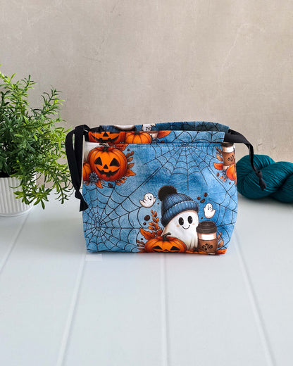 Projekttasche Cozy Ghost – Geist mit Mütze, Kürbissen & Coffee-to-go