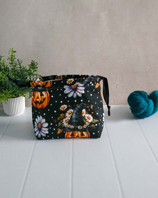 Projekttasche Witchy Bloom – Kürbisse, Hexenhut & Gänseblümchen
