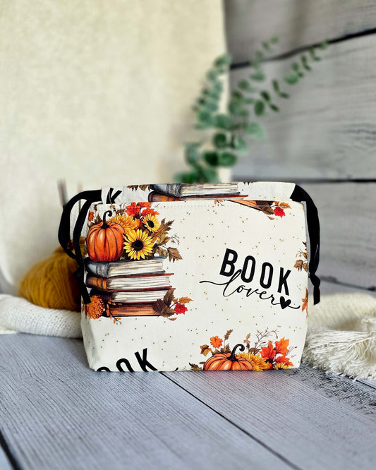 Handgenähte Projekttasche Lyra von Nadelmikado, herbstliches Buch- und Kürbis-Design