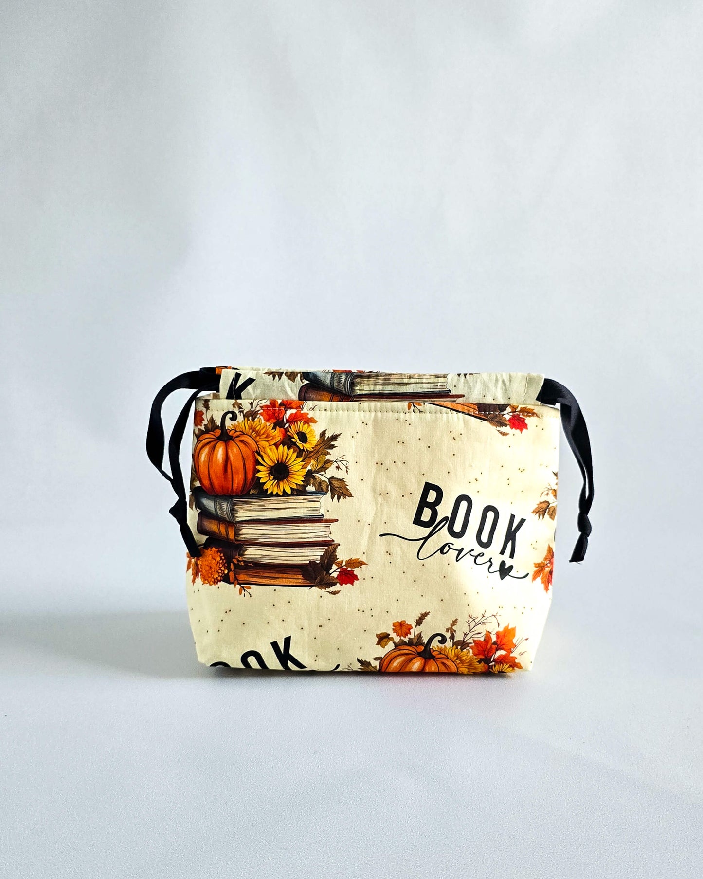 Handgenähte Projekttasche Lyra von Nadelmikado, herbstliches Buch- und Kürbis-Design