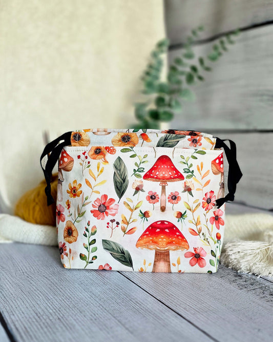 Lyra Projekttasche mit Fliegenpilzen und Blumenmotiv, handgenähter Projektbeutel aus Bayern