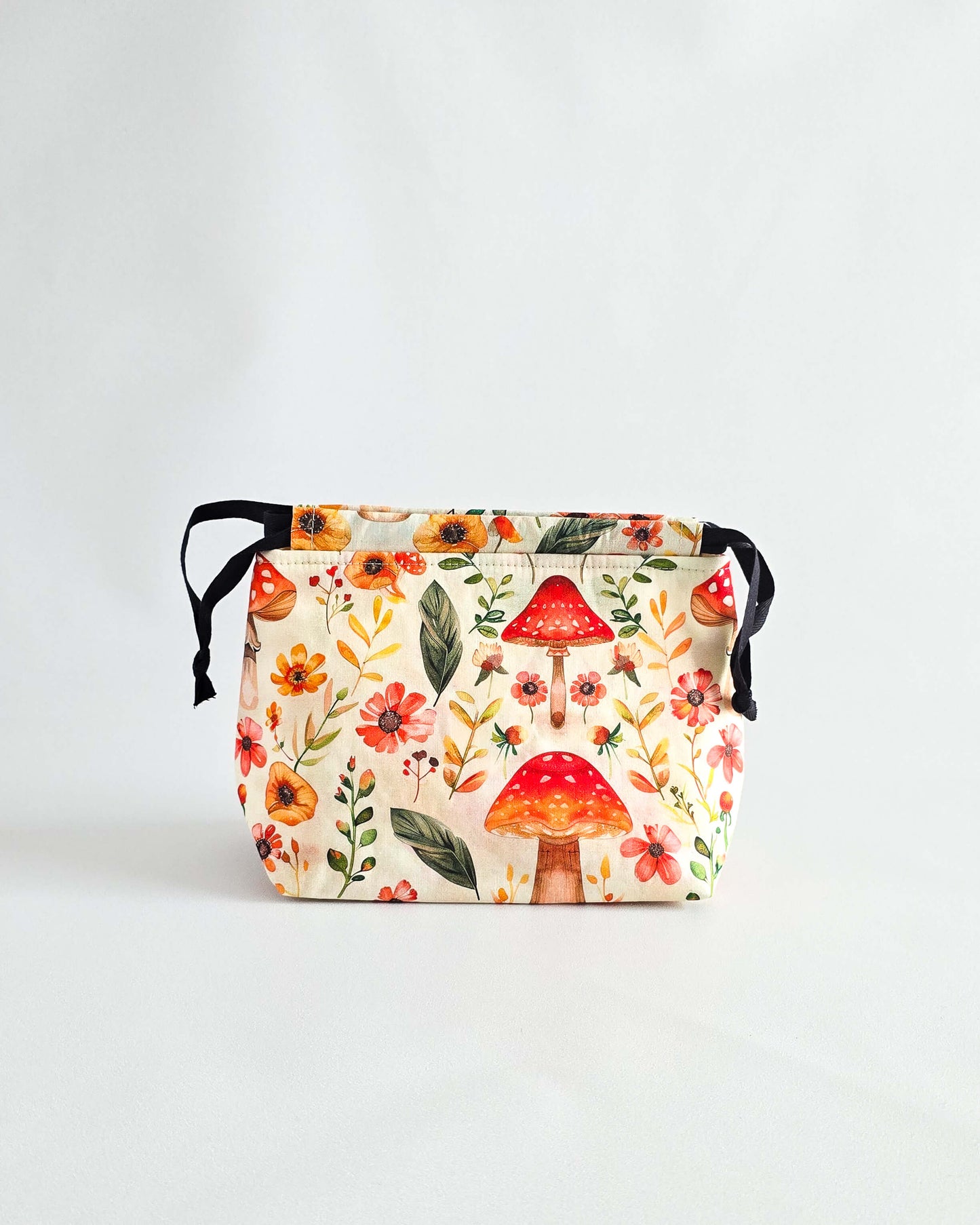 Lyra Projekttasche mit Fliegenpilzen und Blumenmotiv, handgenähter Projektbeutel aus Bayern