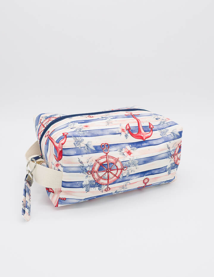 Boxy Bag im maritimen Stil mit Streifen und Steuerrädern, handgenäht und stabil verstärkt.