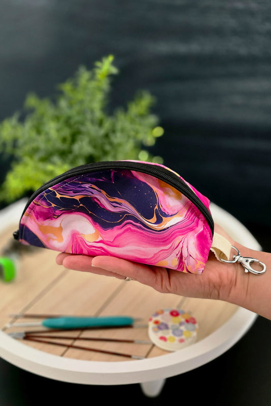 Handgemachte Zubehörtasche in Halbmondform mit pink-lila Galaxie-Design, ideal für Strick- und Häkelzubehör