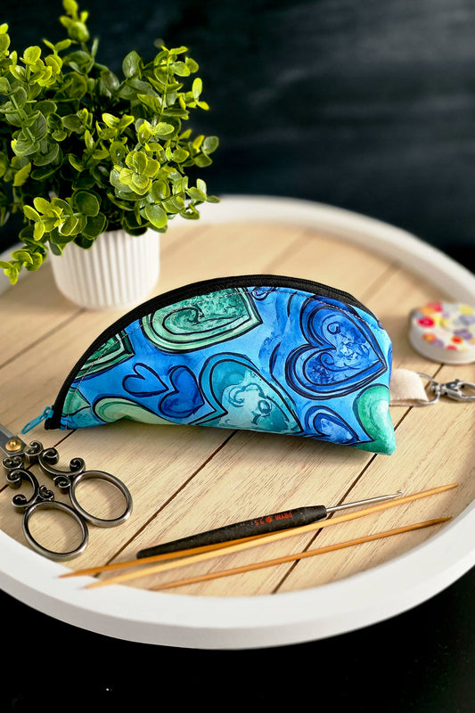 Zubehörtasche Mausi Kleinkramkönigin aus Baumwolle mit blau-grünem Herz-Print auf Holztablett