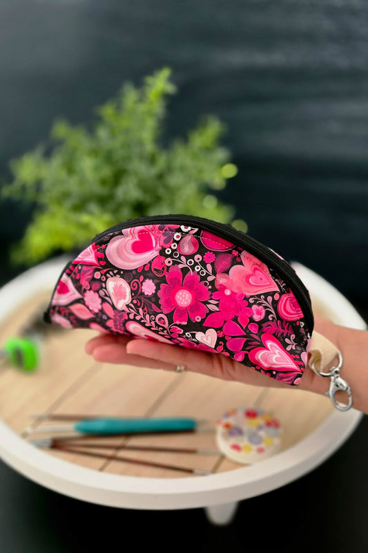 Handgemachte Zubehörtasche Mausi Rosalie mit Blumen- und Herzmotiv, ideal für Strick- und Häkelzubehör