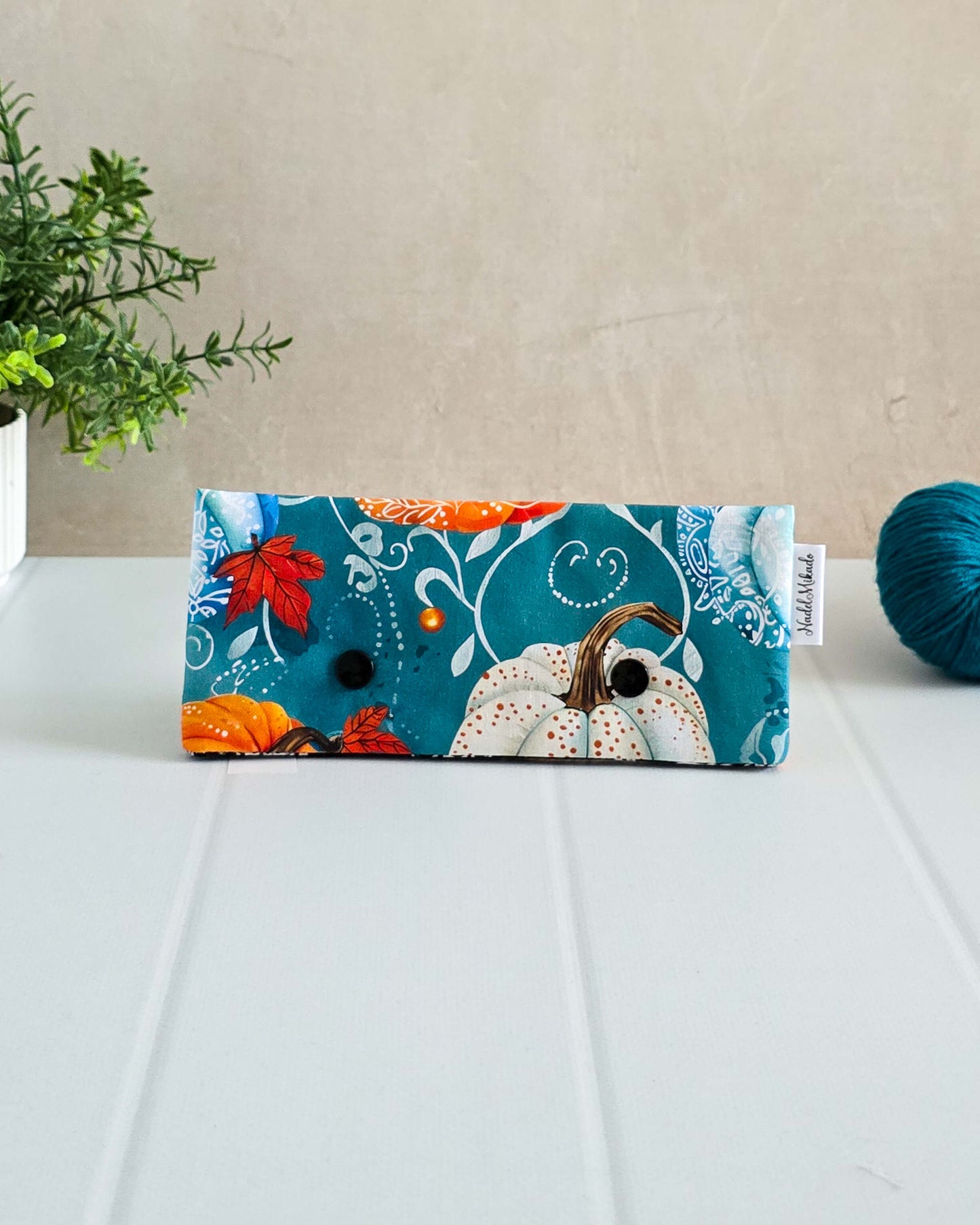 Projekttasche Blue Pumpkin – Kürbisse & Ornamente auf Petrolblau