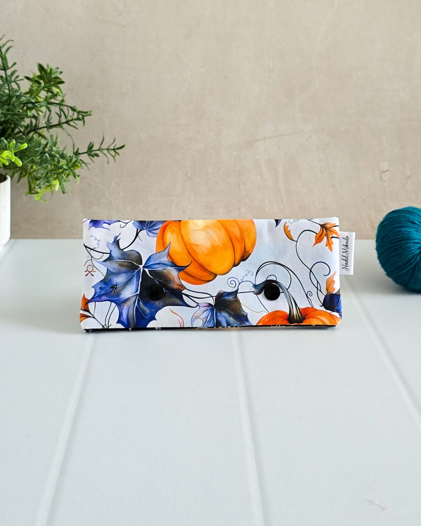 Projekttasche Elegant Pumpkin – Kürbisse & Blätter auf Weiß