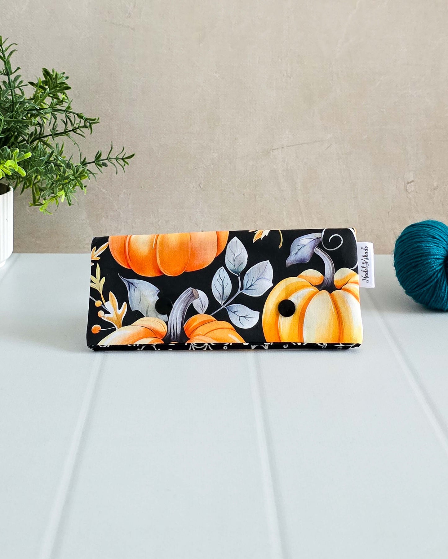 Projekttasche Golden Pumpkin – Kürbisse & Herbstblätter auf Schwarz