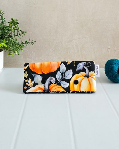 Projekttasche Golden Pumpkin – Kürbisse & Herbstblätter auf Schwarz