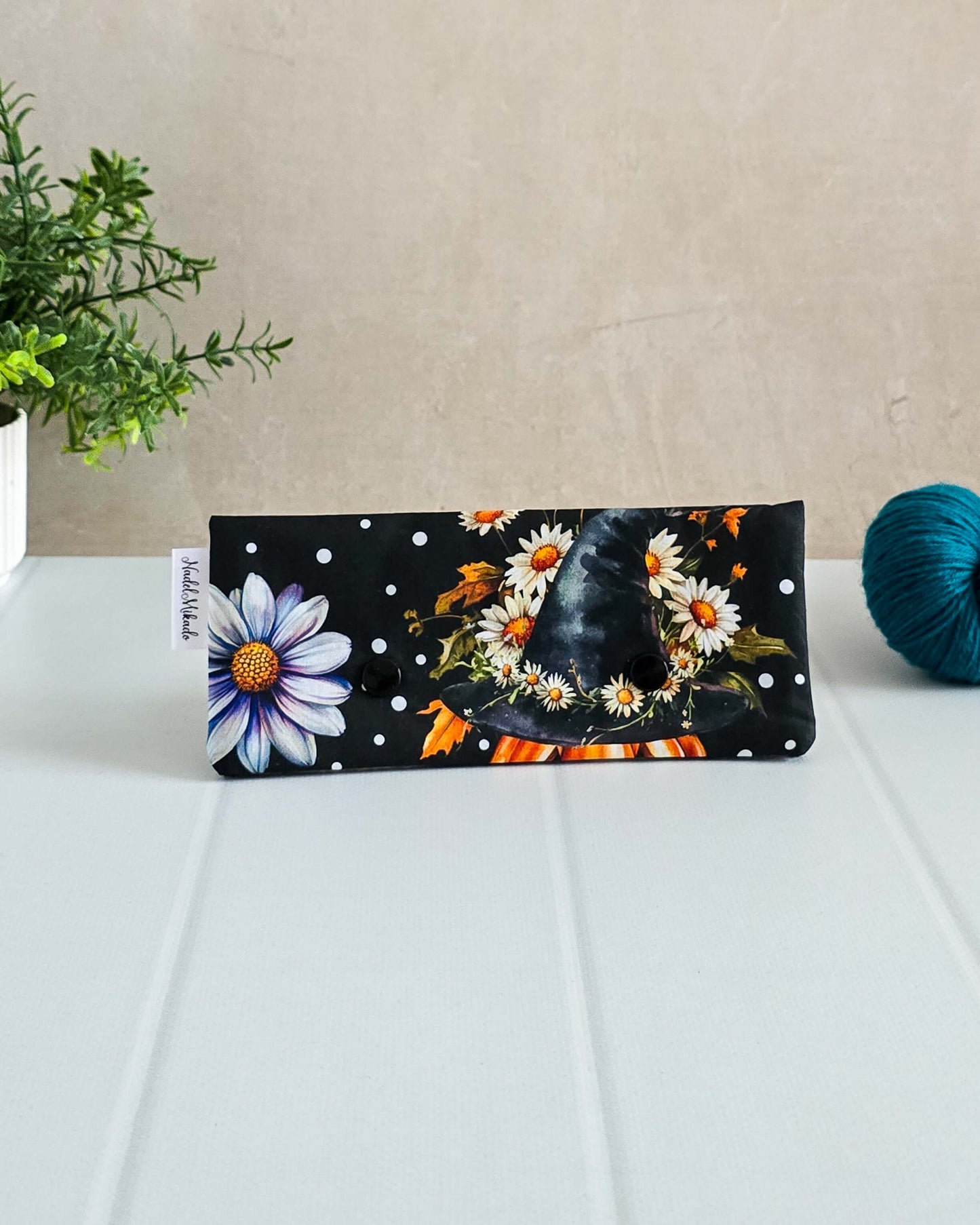 Projekttasche Witchy Bloom – Kürbisse, Hexenhut & Gänseblümchen