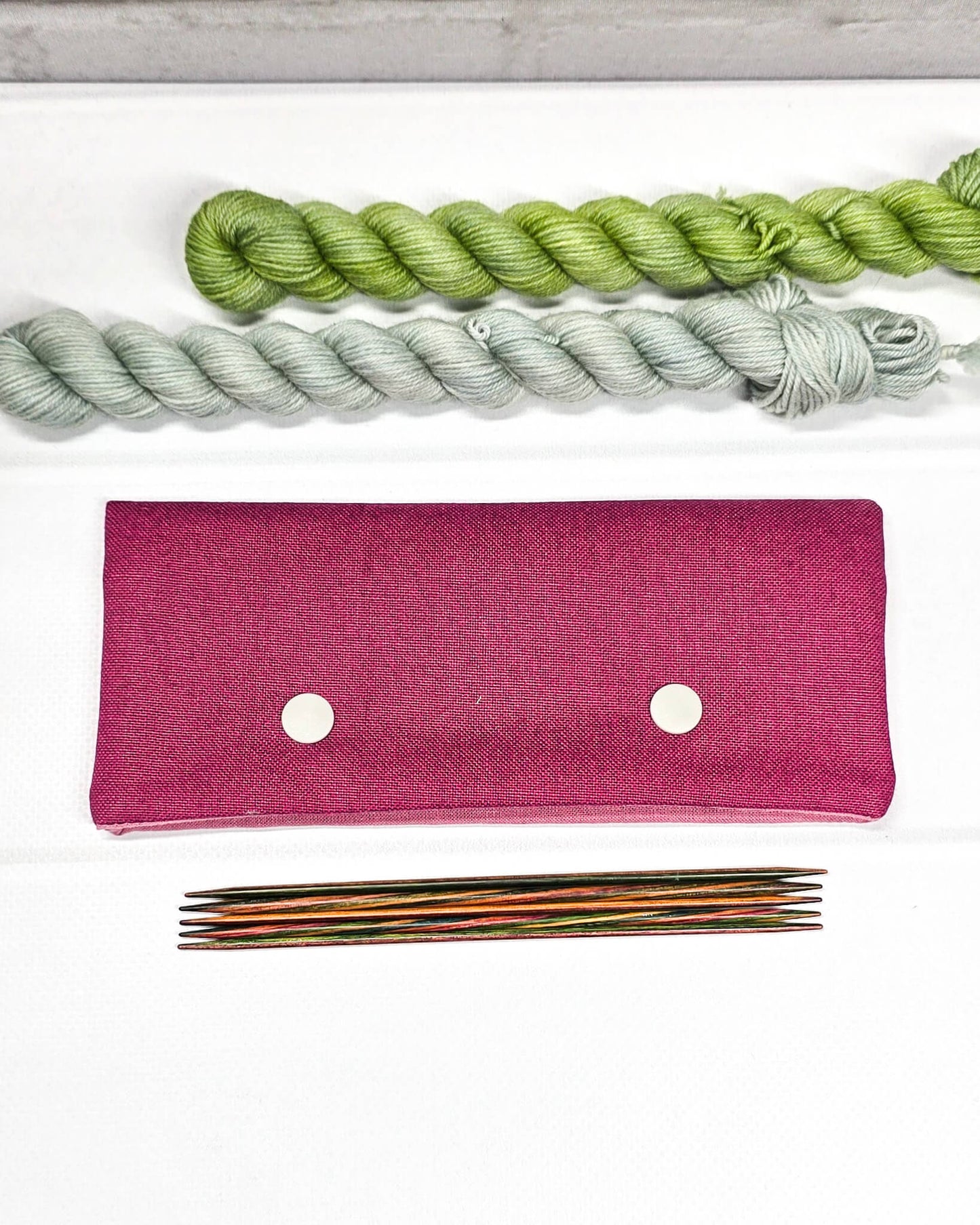 Nadelgarage 15 cm aus beerenfarbenem Canvas handgenäht in Bayern von Nadelmikado