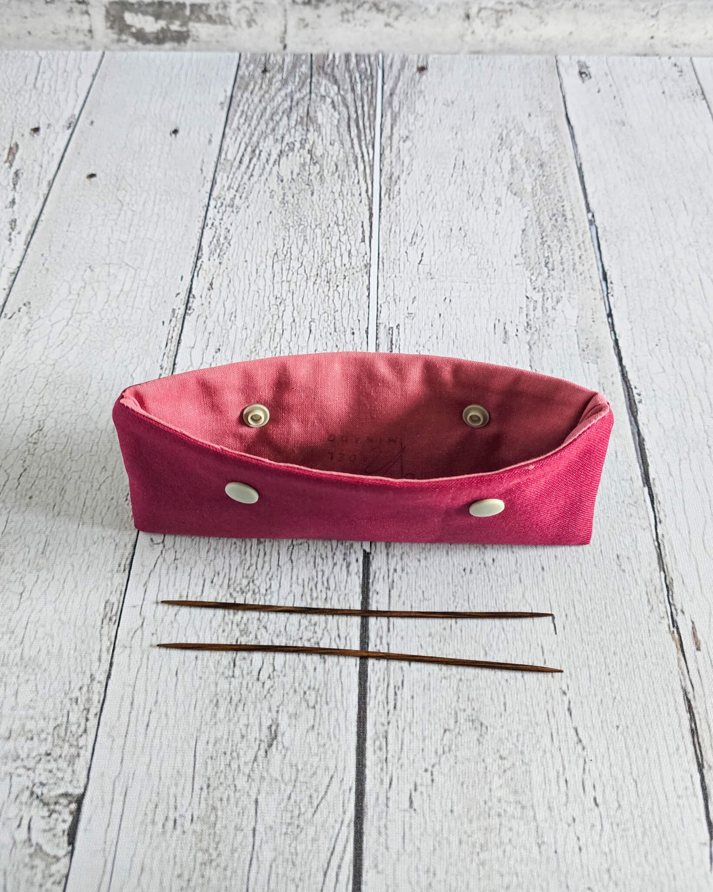 Nadelgarage 15 cm aus beerenfarbenem Canvas handgenäht in Bayern von Nadelmikado