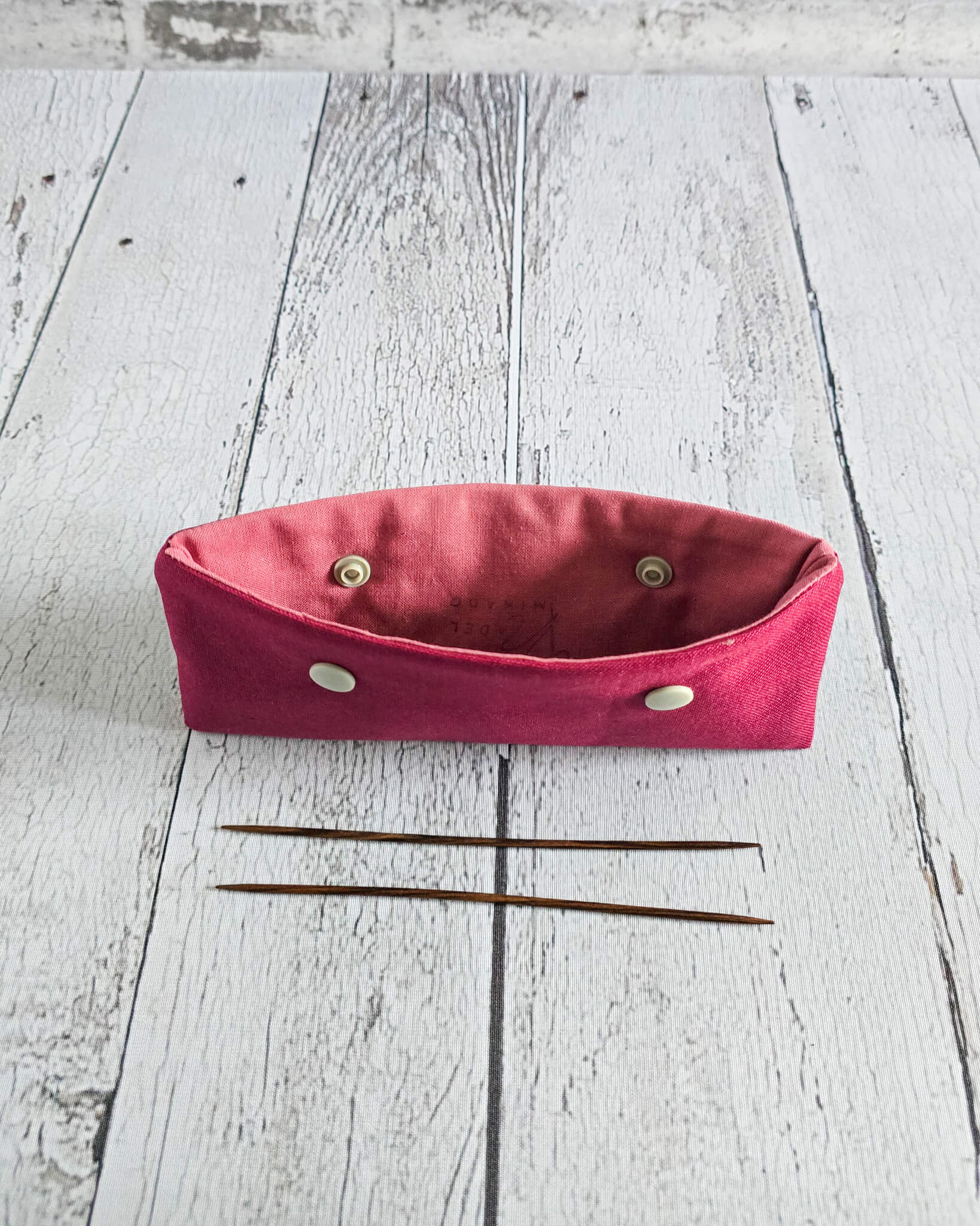 Nadelgarage 15 cm aus beerenfarbenem Canvas handgenäht in Bayern von Nadelmikado