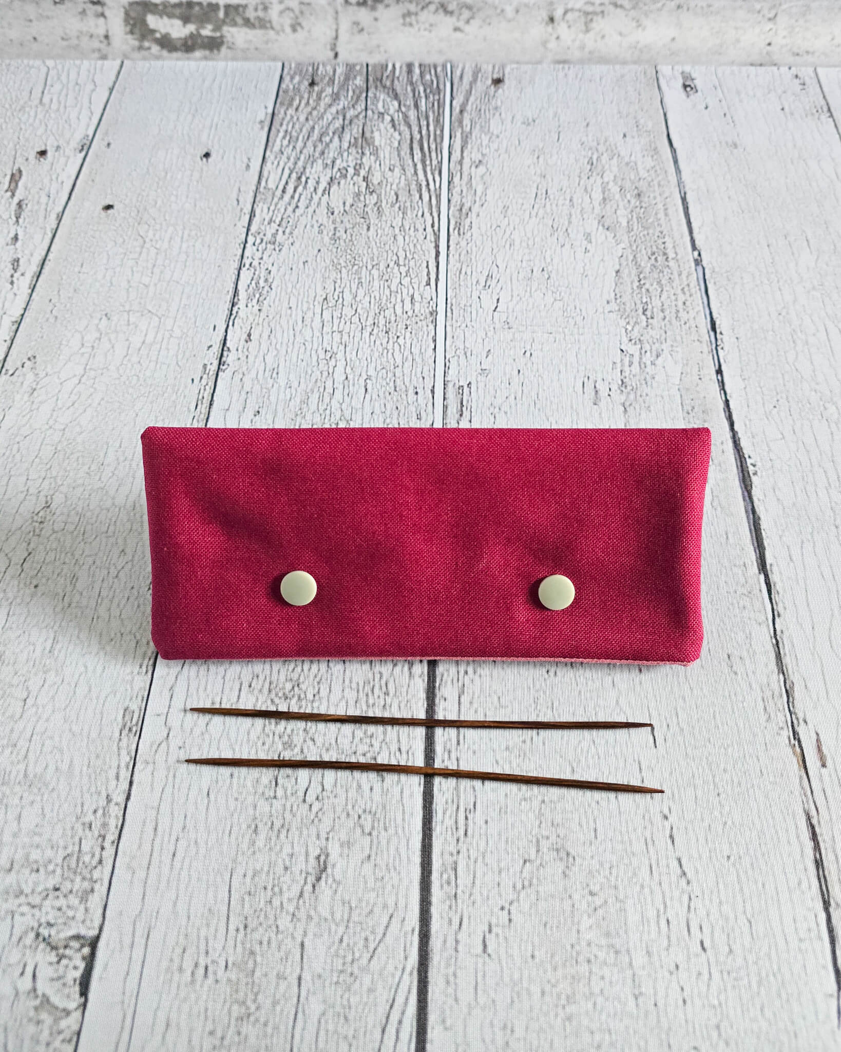 Nadelgarage 15 cm aus beerenfarbenem Canvas handgenäht in Bayern von Nadelmikado