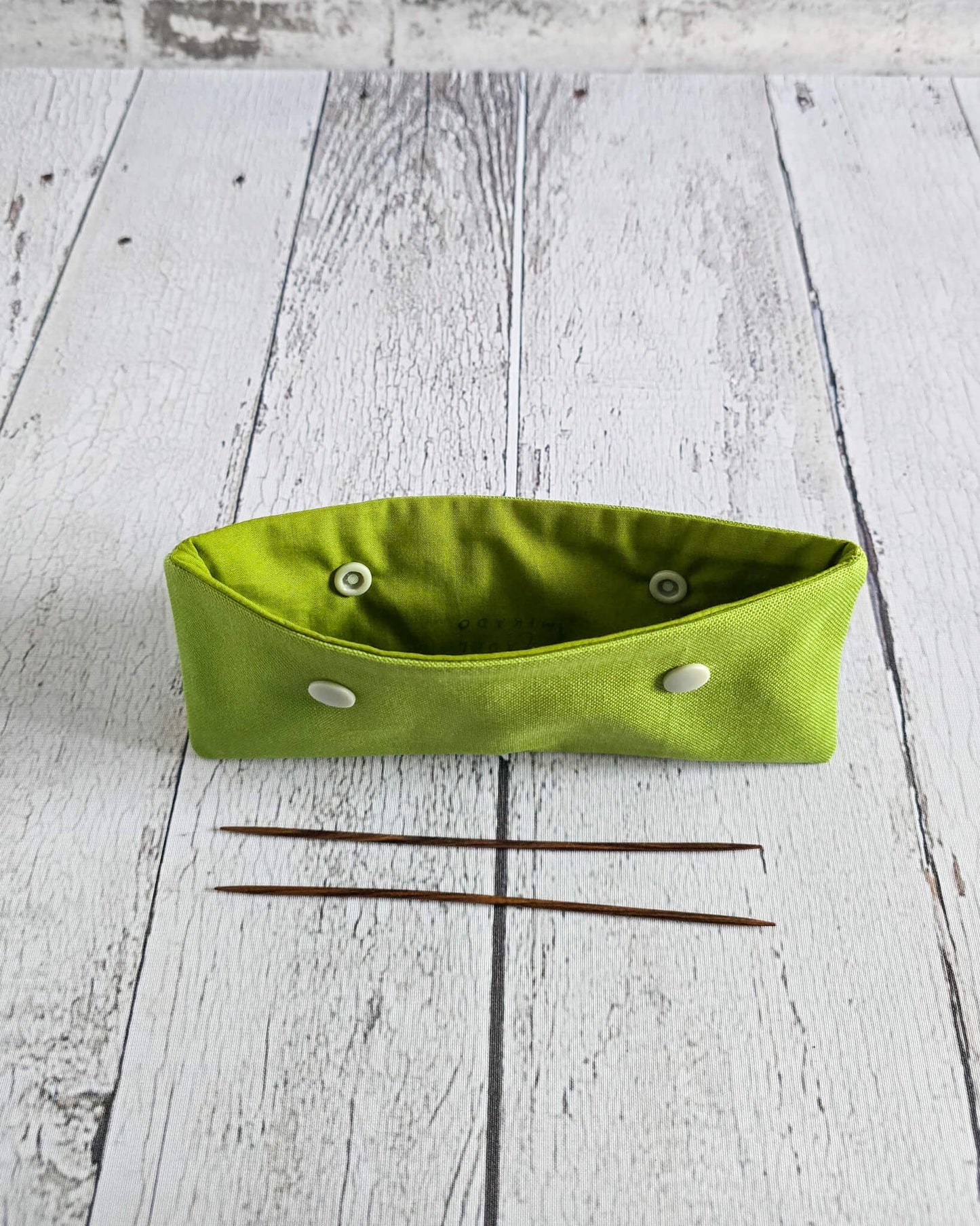 Nadelgarage 15 cm aus moosgrünem Canvas handgenäht in Bayern von Nadelmikado