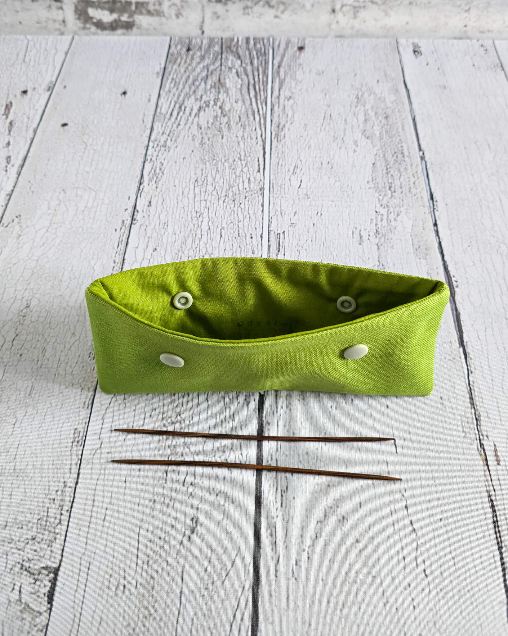 Nadelgarage 15 cm aus moosgrünem Canvas handgenäht in Bayern von Nadelmikado