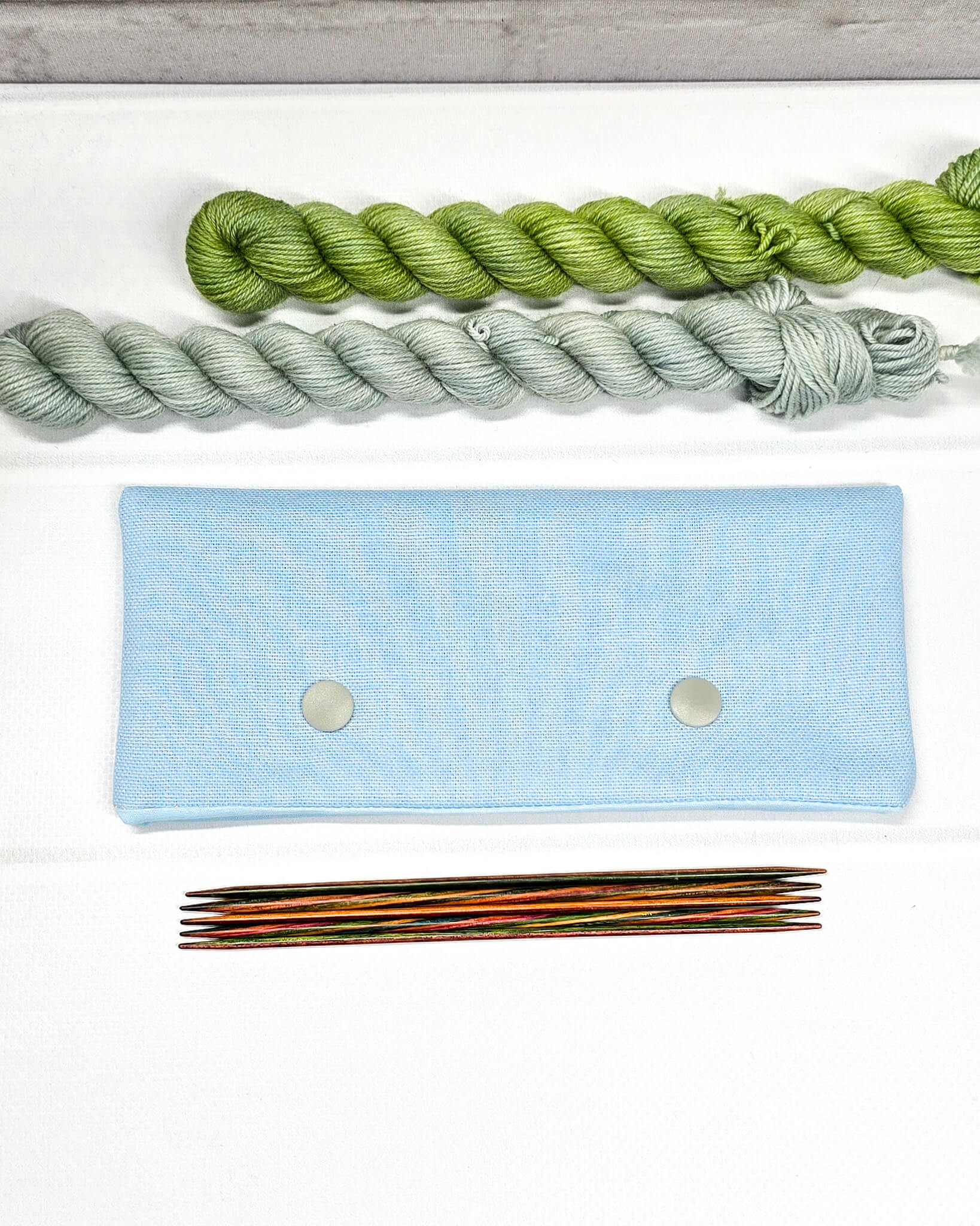 Nadelgarage für 15cm Nadelspiele aus hellblauen Canvas. Handgenäht in Bayern von Nadelmikado. 