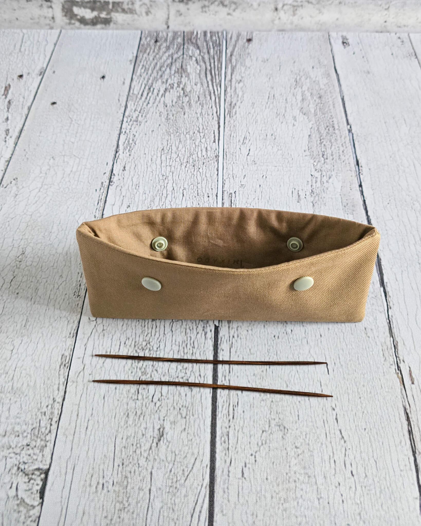 Nadelgarage 15 cm aus taupefarbenem Canvas handgenäht in Bayern von Nadelmikado