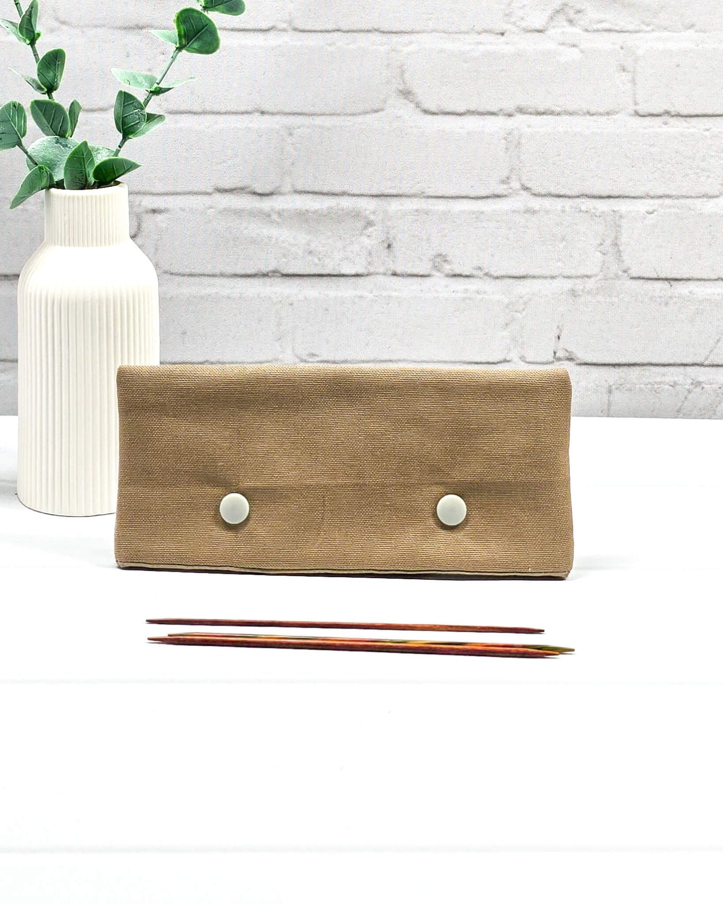 Nadelgarage 15 cm aus taupefarbenem Canvas handgenäht in Bayern von Nadelmikado