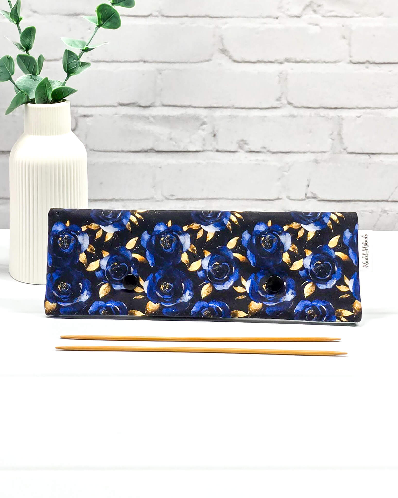 Nadelgarage 20 cm Midnight Rose – tiefblaue Rosen mit goldenen Details, handgemacht in Bayern von Nadelmikado