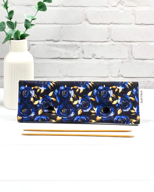 Nadelgarage 20 cm Midnight Rose – tiefblaue Rosen mit goldenen Details, handgemacht in Bayern von Nadelmikado