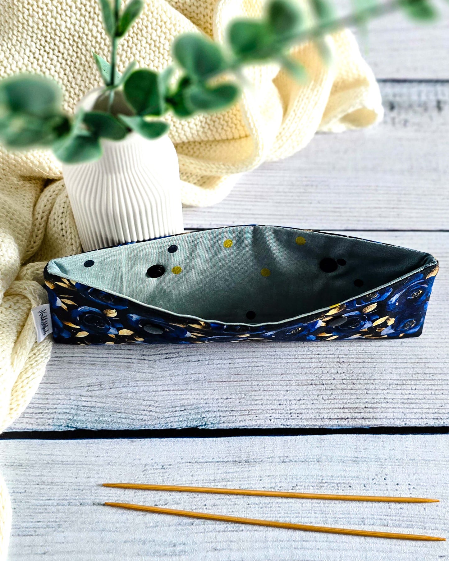 Nadelgarage 20 cm Midnight Rose – tiefblaue Rosen mit goldenen Details, handgemacht in Bayern von Nadelmikado