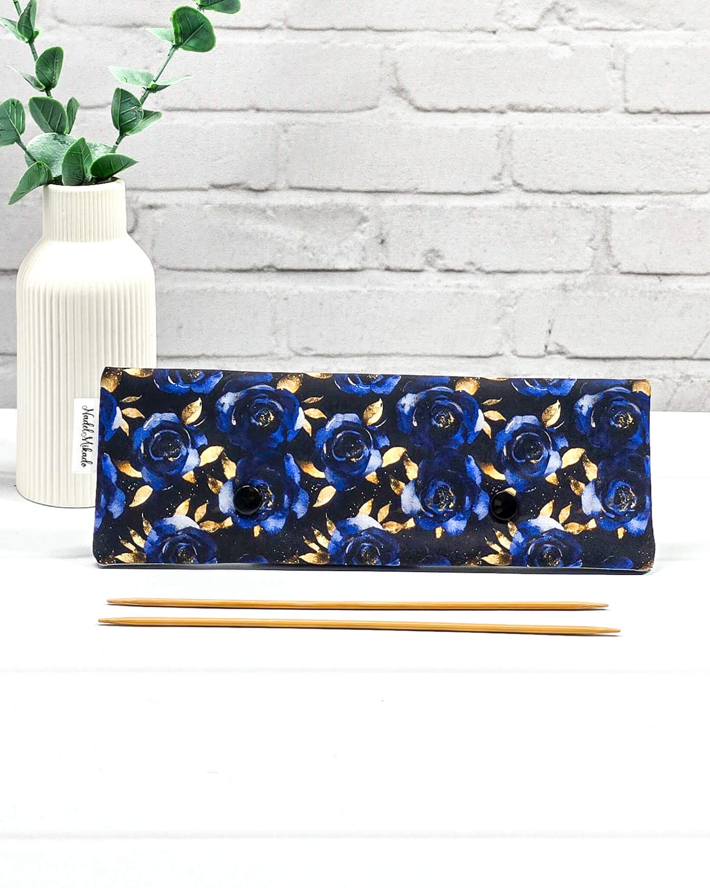 Nadelgarage 20 cm Midnight Rose – tiefblaue Rosen mit goldenen Details, handgemacht in Bayern von Nadelmikado