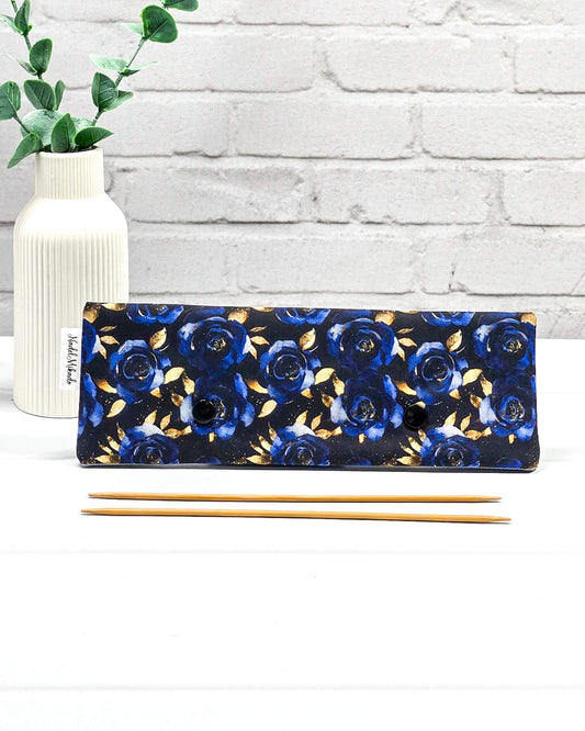 Nadelgarage 20 cm Midnight Rose – tiefblaue Rosen mit goldenen Details, handgemacht in Bayern von Nadelmikado