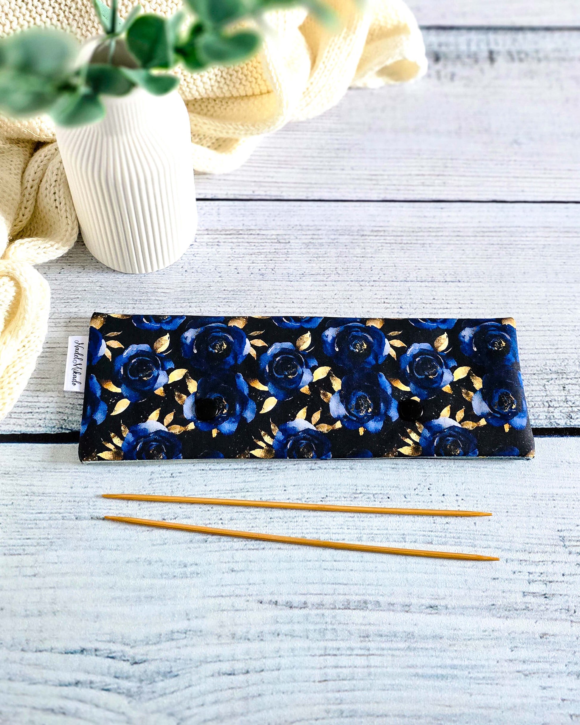 Nadelgarage 20 cm Midnight Rose – tiefblaue Rosen mit goldenen Details, handgemacht in Bayern von Nadelmikado