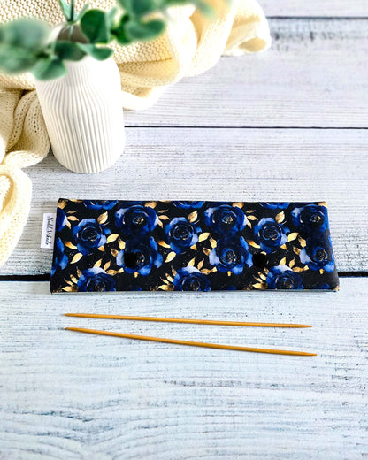 Nadelgarage 20 cm Midnight Rose – tiefblaue Rosen mit goldenen Details, handgemacht in Bayern von Nadelmikado